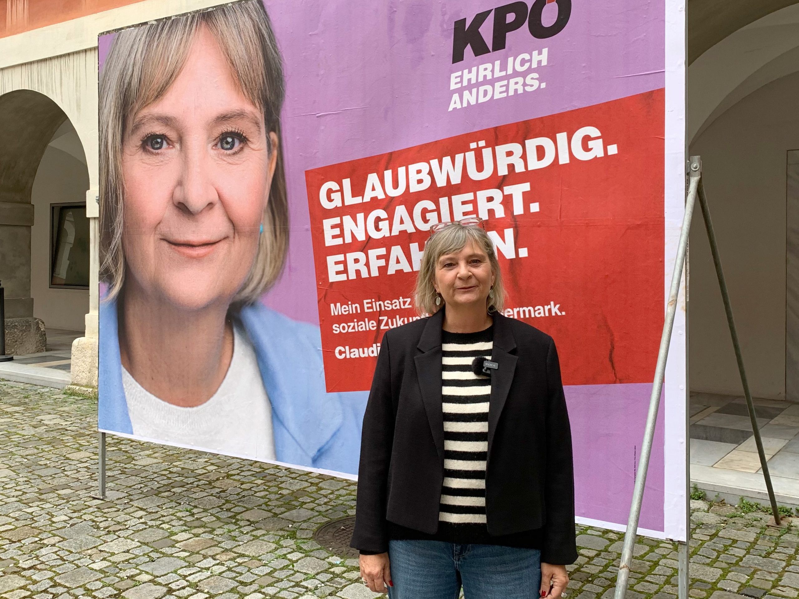 Die KPÖ-Spitzenkandidatin vor und auf einem Wahlplakat. Die Steiermark-Wahl ist nicht mehr weit entfernt.