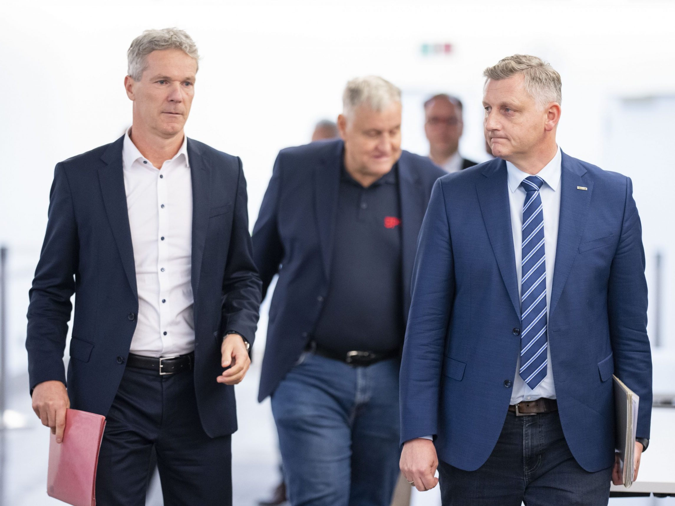 Bis zu 4,8 Prozent mehr Lohn und Gehalt gibt es für die Beschäftigten der Metallindustrie. Im Bild: Knill, Dürtscher und Binder.