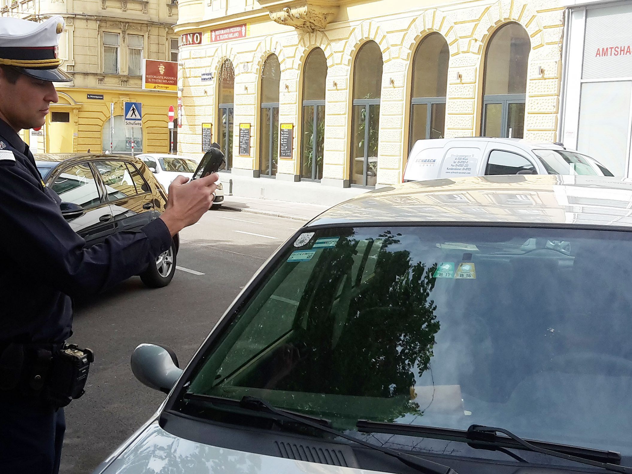 Trotz Einsatz der Scan-Cars müssen die Wiener Parksherrifs künftig aussteigen, um einen Strafzettel auszustellen. Trotz Einsatz der Scan-Cars müssen die Wiener Parksherrifs künftig aussteigen, um einen Strafzettel auszustellen.