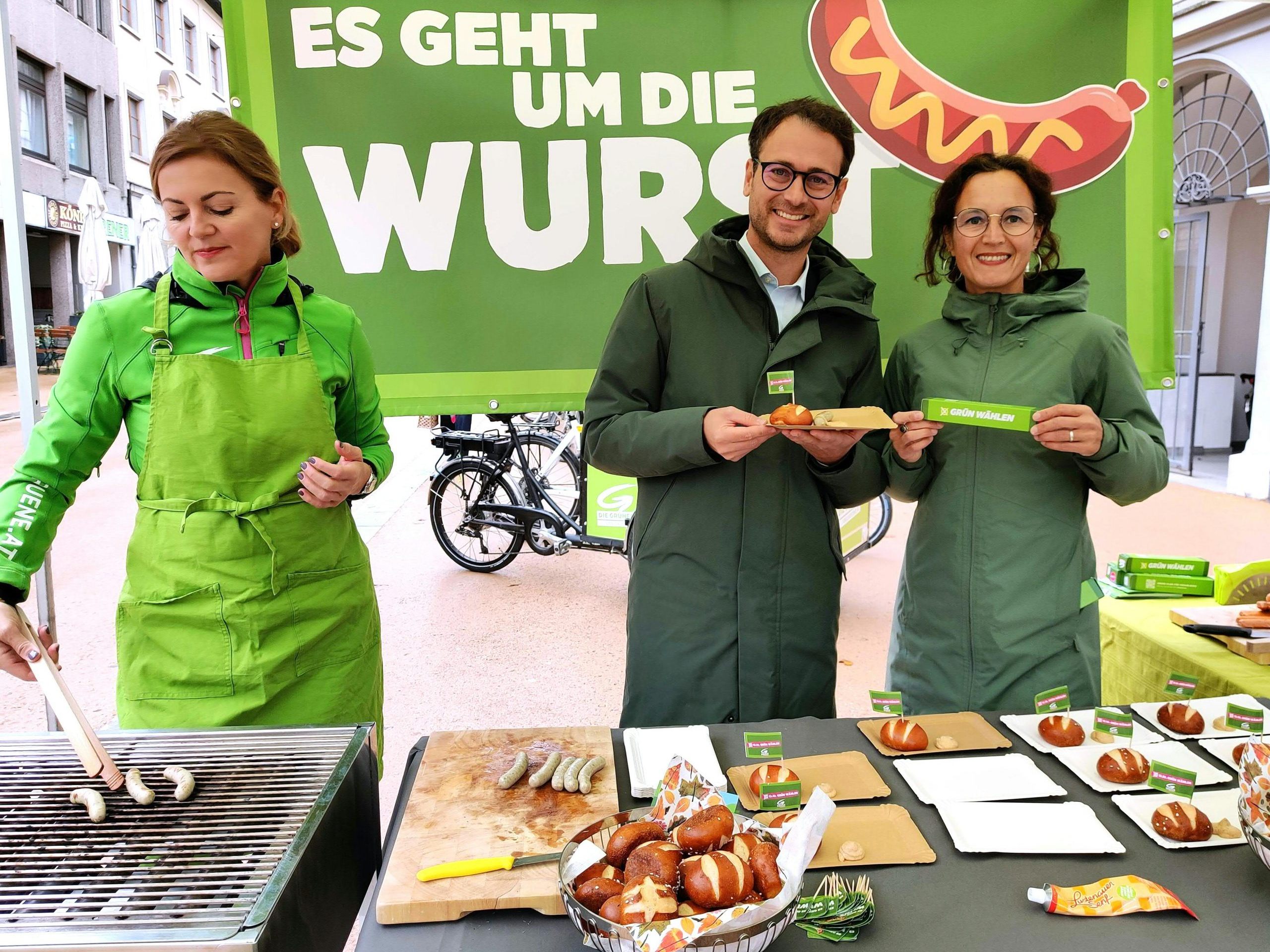 Wahlkampffinale mit Grillwürstchen um Stimmen und eine schwarz-grüne Koalition Wahlkampffinale mit Grillwürstchen um Stimmen und eine schwarz-grüne Koalition