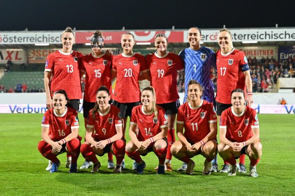 ABD0046_20241029 – RIED IM INNKREIS – STERREICH: Das sterreichische Fussball Damen Nationalteam, whrend der UEFA Frauen EM Qualifikation Play-off Begegnung, 1. Runden zwischen sterreich und Slowenien am Freitag, 29. Oktober 2024, in Ried im Innkreis. – FOTO: APA/EXPA/UWE WINTER