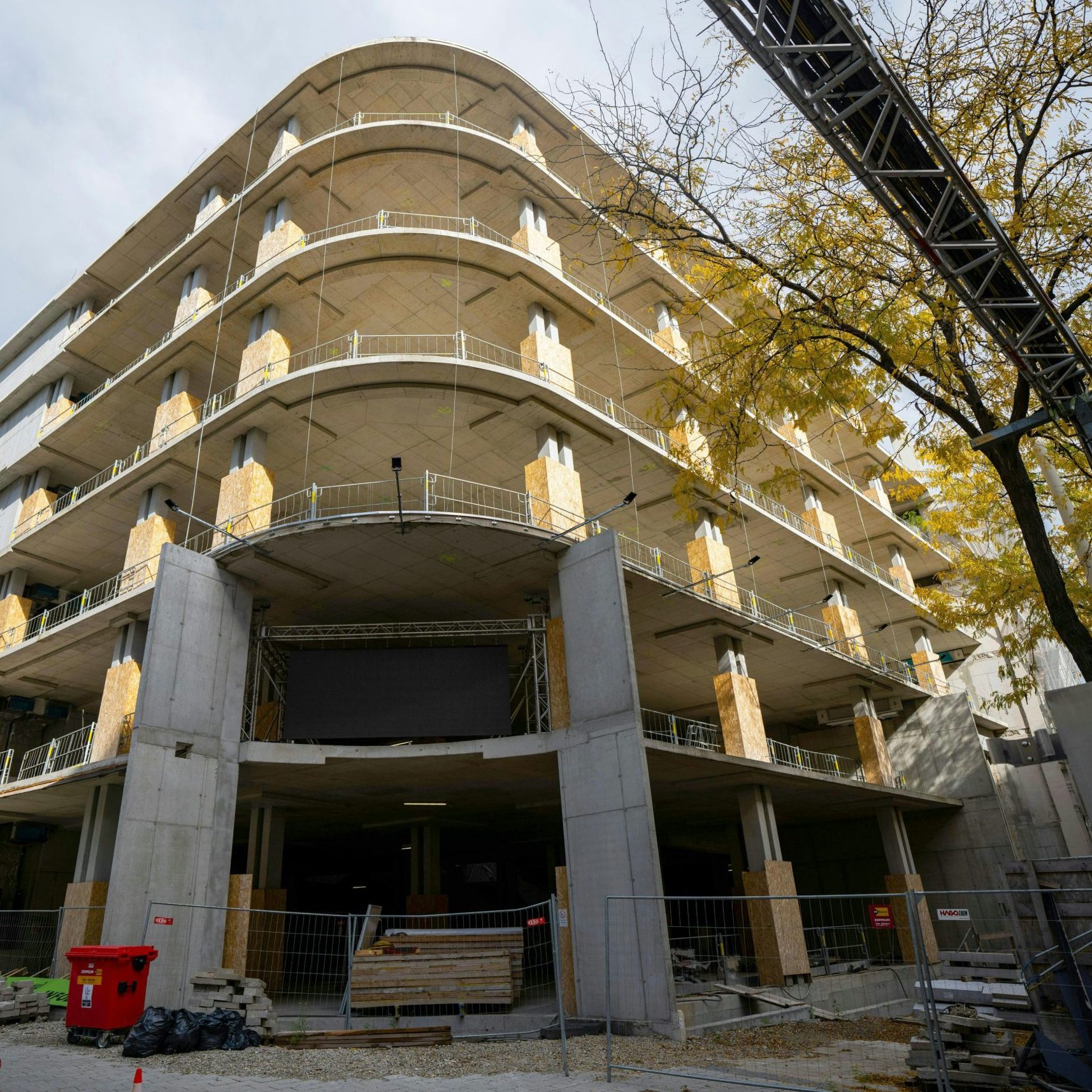 Das unfertige Kaufhaus "Lamarr" auf der Mariahilfer Straße.