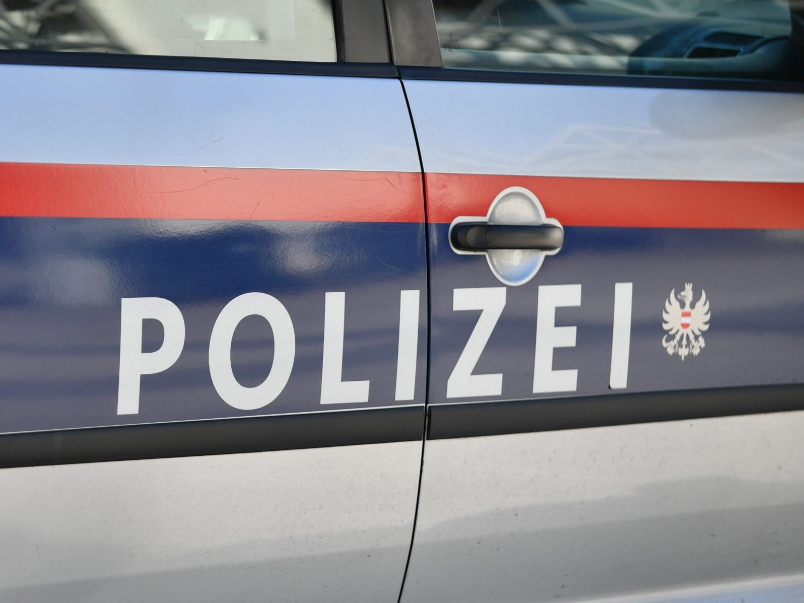 Unfall bei der Einsatzfahrt eines Polizeiautos in Wien.