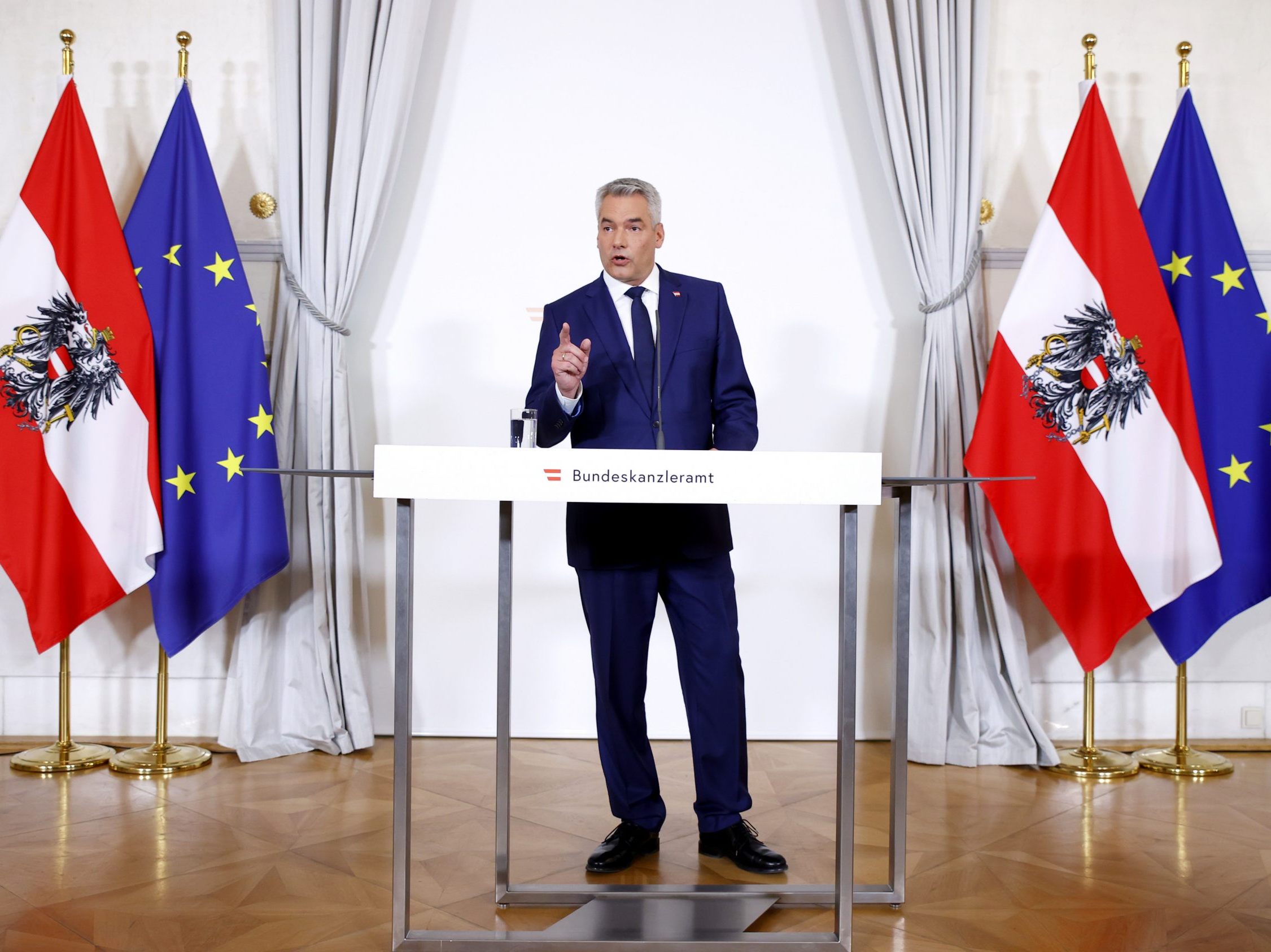 Nehammer nimmt den Auftrag zur Regierungsbildung an.