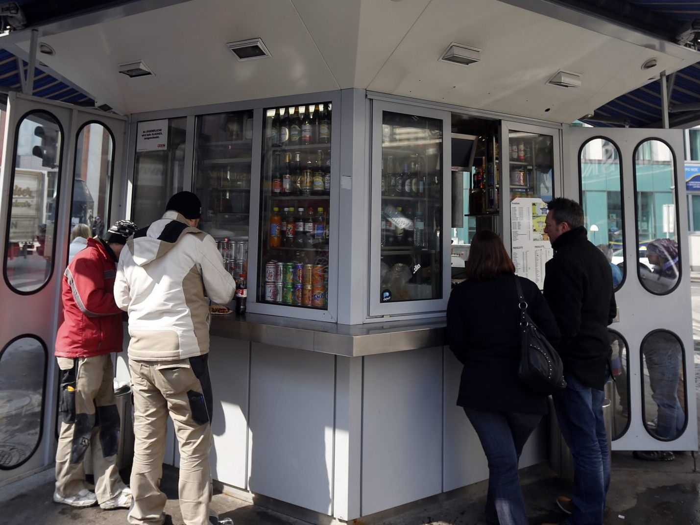 Polizeieinsatz nach Randale am Imbissstand. Polizeieinsatz nach Randale am Imbissstand.