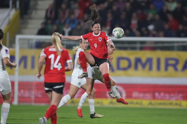 ABD0055_20241029 – RIED IM INNKREIS – STERREICH: Sarah Zadrazil (sterreich), whrend der UEFA Frauen EM Qualifikation Play-off Begegnung, 1. Runden zwischen sterreich und Slowenien am Freitag, 29. Oktober 2024, in Ried im Innkreis. – FOTO: APA/EXPA/UWE WINTER
