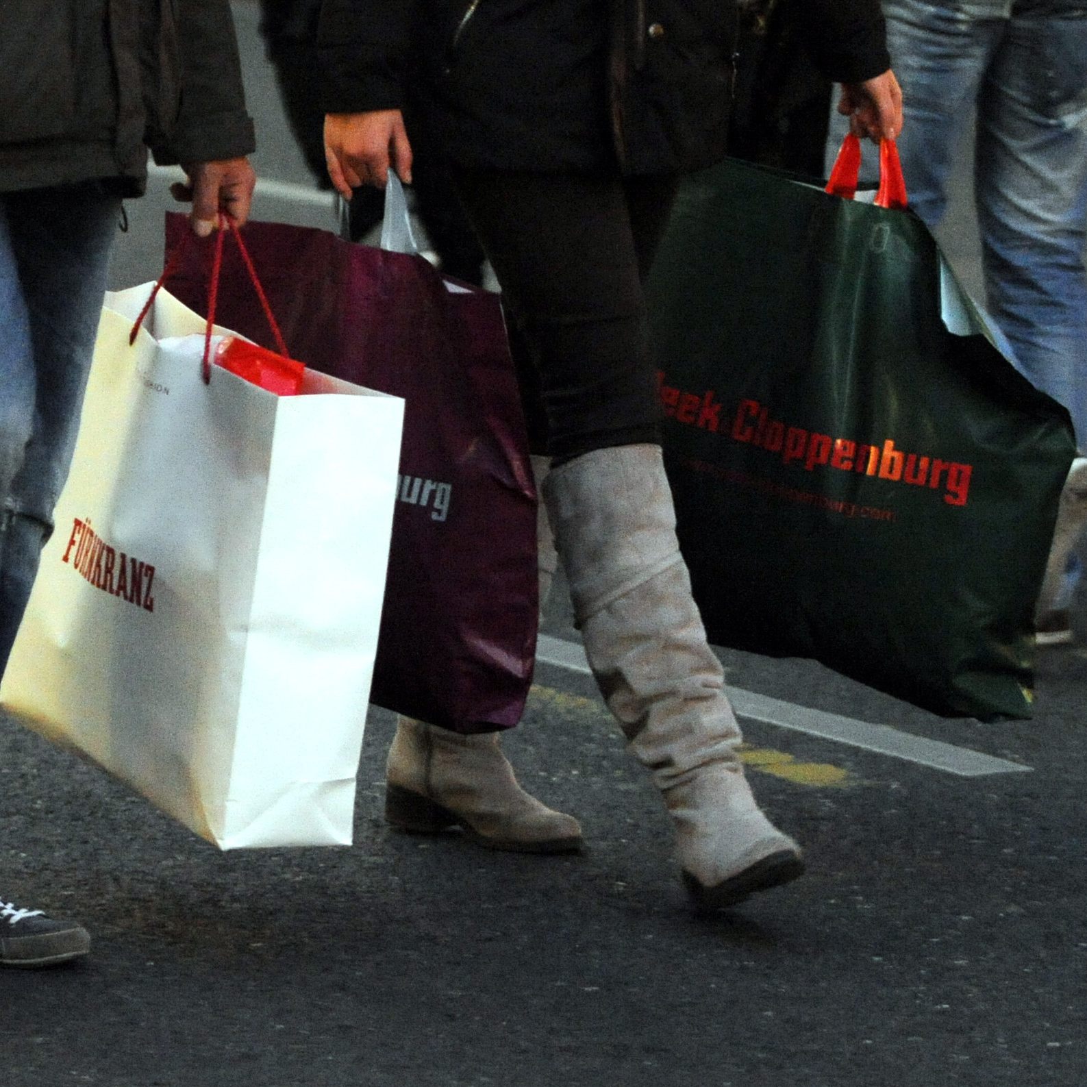 Österreicher kaufen Weihnachtsgeschenke wieder mehr im Geschäft.