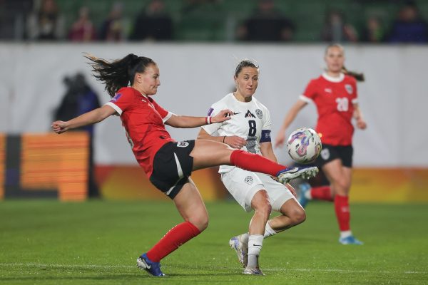 ABD0057_20241029 – RIED IM INNKREIS – STERREICH: Annabel Schasching (sterreich), Mateja Zver (Slowenien), whrend der UEFA Frauen EM Qualifikation Play-off Begegnung, 1. Runden zwischen sterreich und Slowenien am Freitag, 29. Oktober 2024, in Ried im Innkreis. – FOTO: APA/EXPA/UWE WINTER