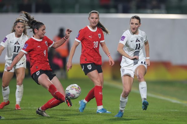 ABD0059_20241029 – RIED IM INNKREIS – STERREICH: Sarah Zadrazil (Österreich), Lilli Purtscheller (Österreich), Lara Pranikar (Slowenien), während der UEFA Frauen EM Qualifikation Play-off Begegnung, 1. Runden zwischen Österreich und Slowenien am Freitag, 29. Oktober 2024, in Ried im Innkreis. – FOTO: APA/EXPA/UWE WINTER