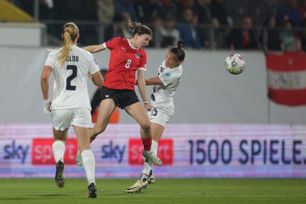 ABD0060_20241029 – RIED IM INNKREIS – STERREICH: Barbara Dunst (sterreich), whrend der UEFA Frauen EM Qualifikation Play-off Begegnung, 1. Runden zwischen sterreich und Slowenien am Freitag, 29. Oktober 2024, in Ried im Innkreis. – FOTO: APA/EXPA/UWE WINTER