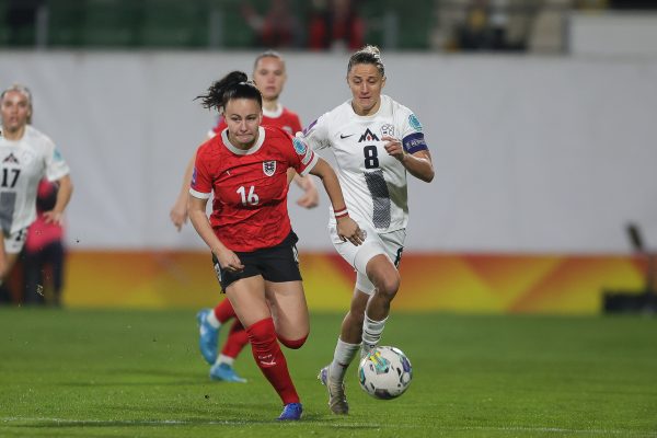 ABD0063_20241029 – RIED IM INNKREIS – STERREICH: Annabel Schasching (sterreich), Mateja Zver (Slowenien), whrend der UEFA Frauen EM Qualifikation Play-off Begegnung, 1. Runden zwischen sterreich und Slowenien am Freitag, 29. Oktober 2024, in Ried im Innkreis. – FOTO: APA/EXPA/UWE WINTER