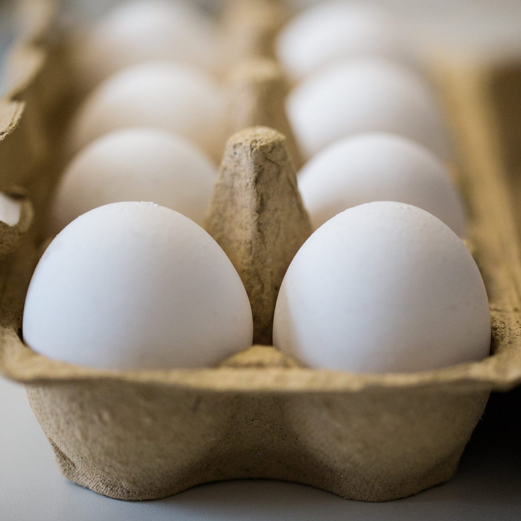 Käfighaltung ist in der Ei-Produktion in Österreich verboten - bei Import-Ware aber nicht.