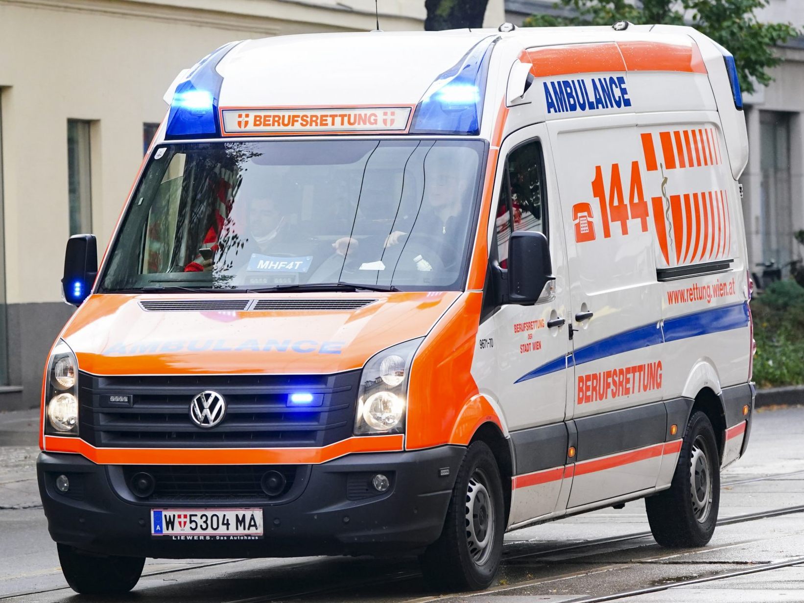 Die Berufsrettung Wien versorgte den E-Scooter-Fahrer. Die Berufsrettung Wien versorgte den E-Scooter-Fahrer.
