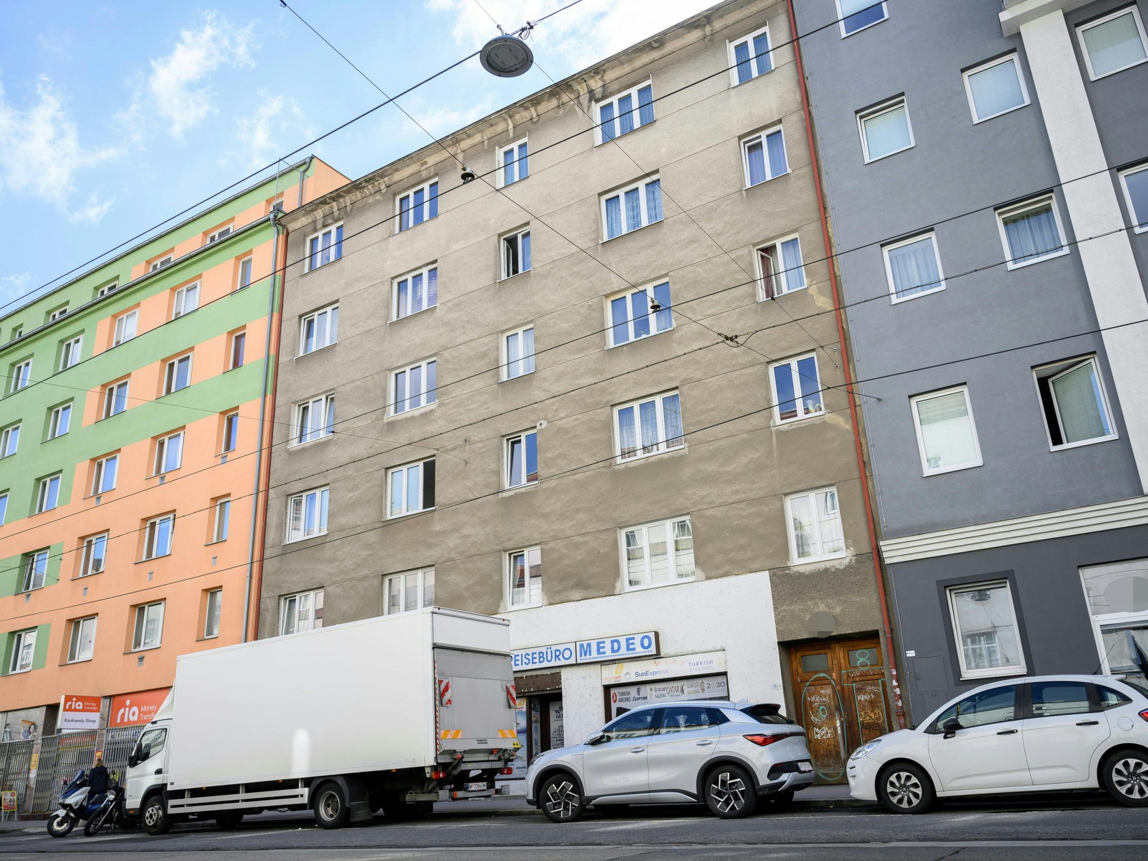 Eine Frau stürzte nach einem Streit mit ihrem Ehemann aus dem Fenster. Eine Frau stürzte nach einem Streit mit ihrem Ehemann aus dem Fenster.