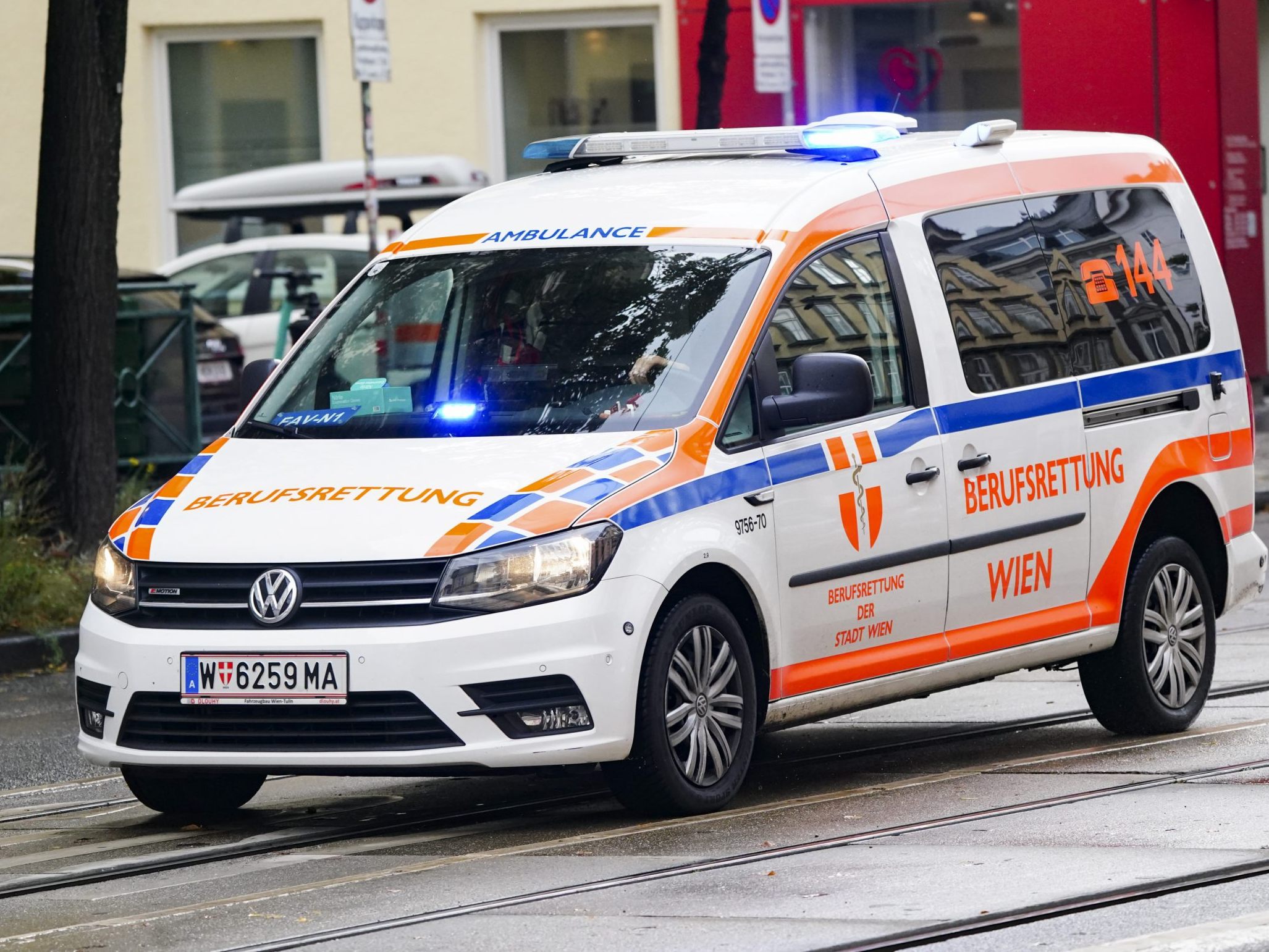 Zwei Personen wurden bei dem Unfall leicht verletzt.