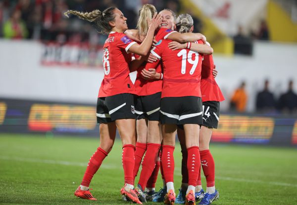 ABD0067_20241029 – RIED IM INNKREIS – STERREICH: Das sterreichische Fussball Damen Nationalteam jubelt ber das Tor zum 1 : 0, whrend der UEFA Frauen EM Qualifikation Play-off Begegnung, 1. Runden zwischen sterreich und Slowenien am Freitag, 29. Oktober 2024, in Ried im Innkreis. – FOTO: APA/EXPA/UWE WINTER