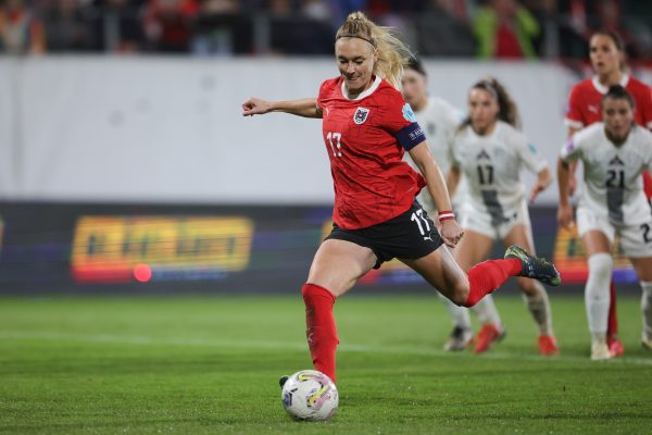 ABD0070_20241029 – RIED IM INNKREIS – STERREICH: Sarah Puntigam (sterreich) mit dem Tor zum 1 : 0, whrend der UEFA Frauen EM Qualifikation Play-off Begegnung, 1. Runden zwischen sterreich und Slowenien am Freitag, 29. Oktober 2024, in Ried im Innkreis. – FOTO: APA/EXPA/UWE WINTER