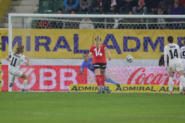 ABD0081_20241029 – RIED IM INNKREIS – STERREICH: Tor zum 1: 2 durch Lara Pranikar (Slowenien) durch einen Elfmeter, während der UEFA Frauen EM Qualifikation Play-off Begegnung, 1. Runden zwischen Österreich und Slowenien am Freitag, 29. Oktober 2024, in Ried im Innkreis. – FOTO: APA/EXPA/UWE WINTER