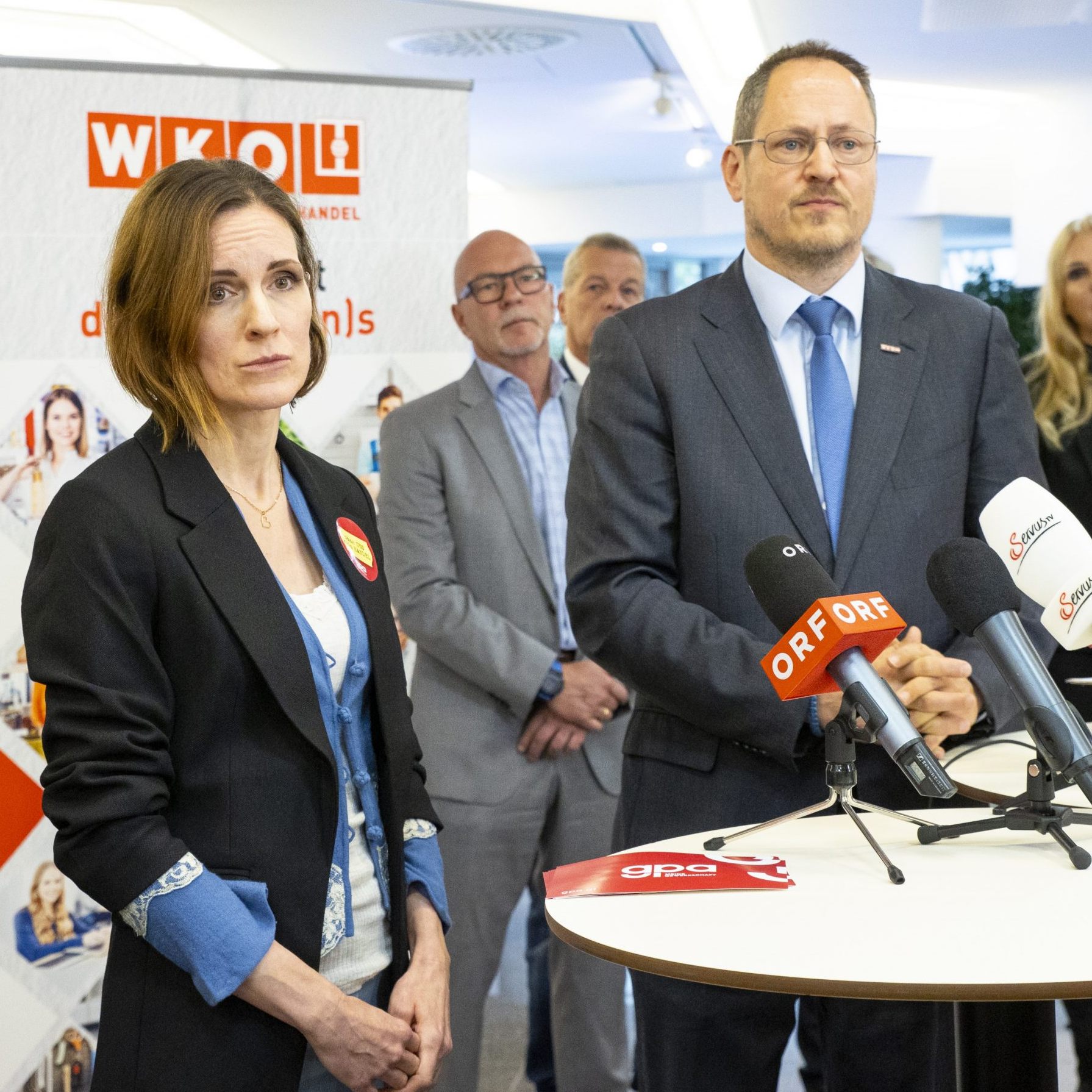 Chefverhandlerin Arnost und Bundesspartenobmann Trefelik vor dem Start der KV-Verhandlungen im Handel.