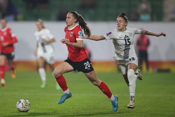 ABD0084_20241029 – RIED IM INNKREIS – STERREICH: Lilli Purtscheller (sterreich), Sara Makovec (Slowenien), whrend der UEFA Frauen EM Qualifikation Play-off Begegnung, 1. Runden zwischen sterreich und Slowenien am Freitag, 29. Oktober 2024, in Ried im Innkreis. – FOTO: APA/EXPA/UWE WINTER