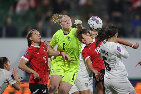 ABD0085_20241029 – RIED IM INNKREIS – STERREICH: Lilli Purtscheller (sterreich), Zala Mersnik (Slowenien), Julia Hickelsberger-Fller (sterreich), Kaja Korosec (Slowenien), whrend der UEFA Frauen EM Qualifikation Play-off Begegnung, 1. Runden zwischen sterreich und Slowenien am Freitag, 29. Oktober 2024, in Ried im Innkreis. – FOTO: APA/EXPA/UWE WINTER