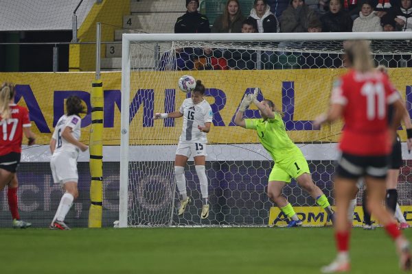 ABD0087_20241029 – RIED IM INNKREIS – STERREICH: Sara Makovec (Slowenien), Sala Mersnik (Slowenien), whrend der UEFA Frauen EM Qualifikation Play-off Begegnung, 1. Runden zwischen sterreich und Slowenien am Freitag, 29. Oktober 2024, in Ried im Innkreis. – FOTO: APA/EXPA/UWE WINTER