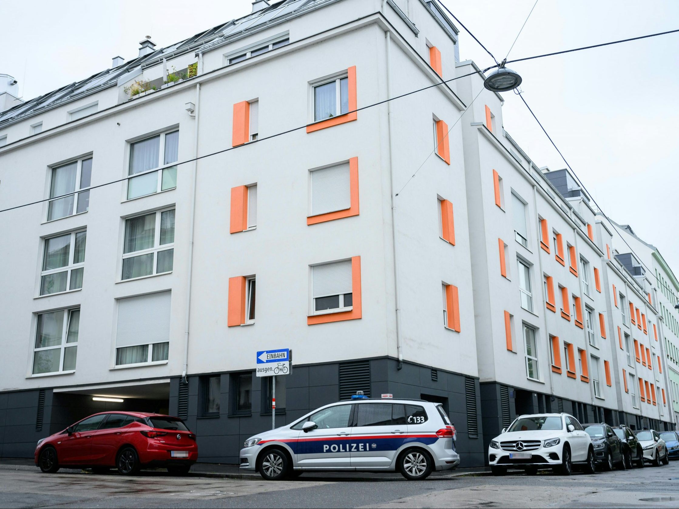 Der Österreicher soll die Frau mit einem Ast auf dem Balkon einer Wohnung in einem Mehrparteienhaus totgeprügelt haben. Der Österreicher soll die Frau mit einem Ast auf dem Balkon einer Wohnung in einem Mehrparteienhaus totgeprügelt haben.