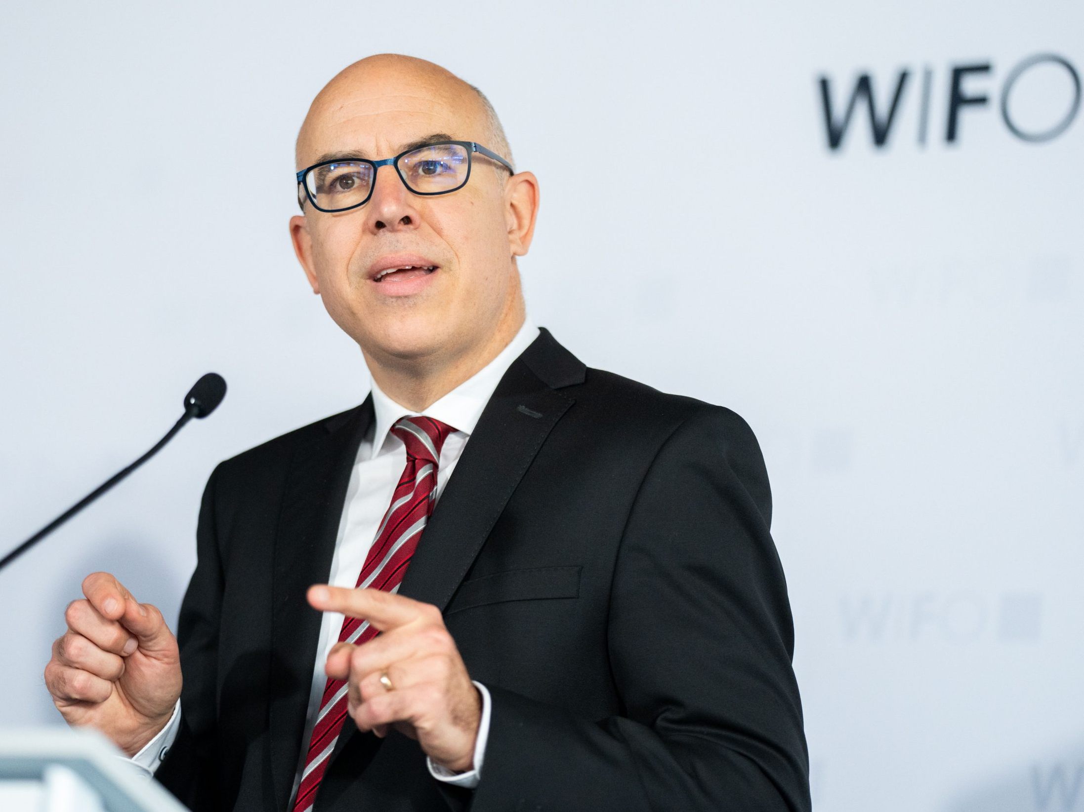 Das Wifo erwartet für 2025 ein staatliches Defizit von 4 Prozent. Das Wifo erwartet für 2025 ein staatliches Defizit von 4 Prozent.