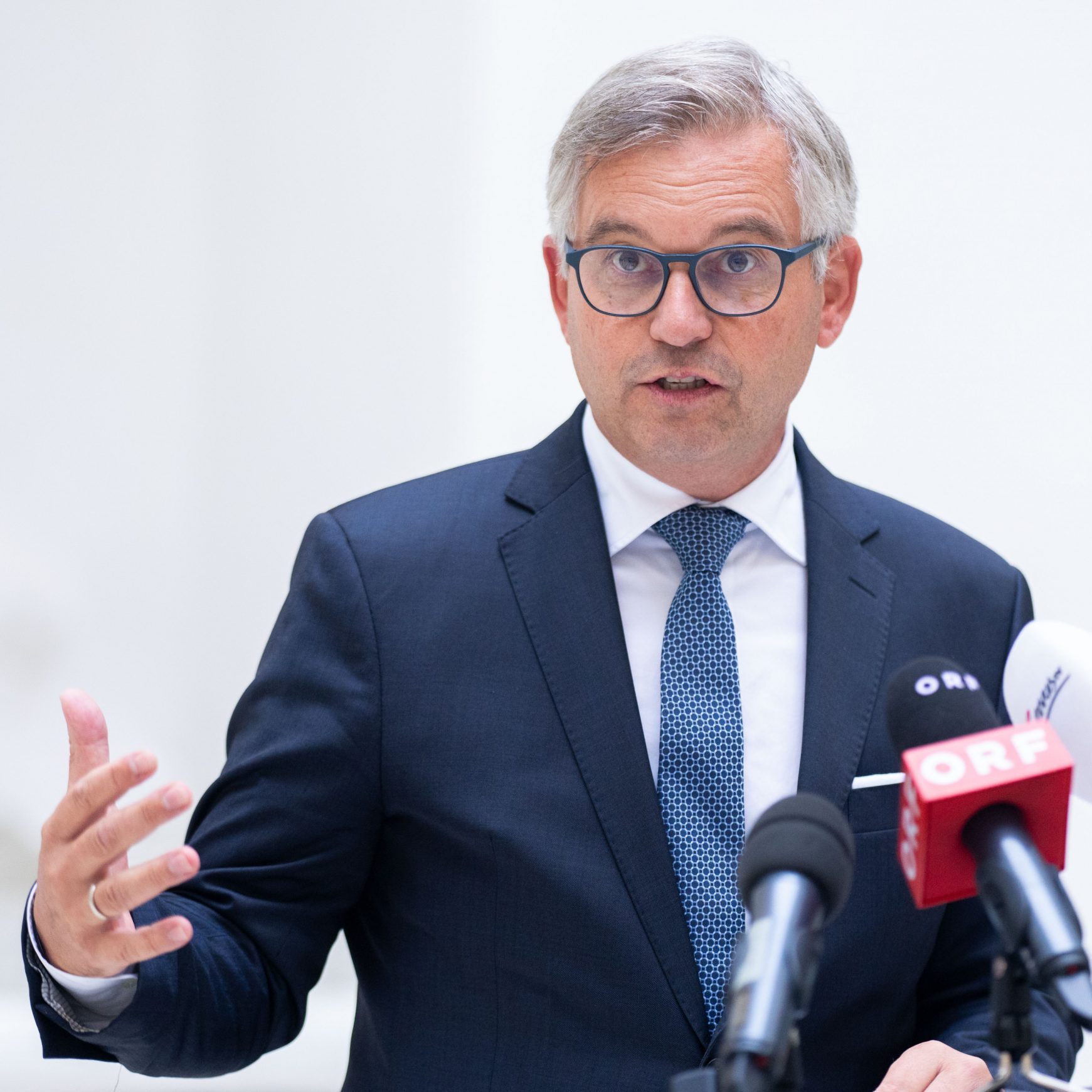 Das Finanzministerium erhöht seine Defizitprognose.