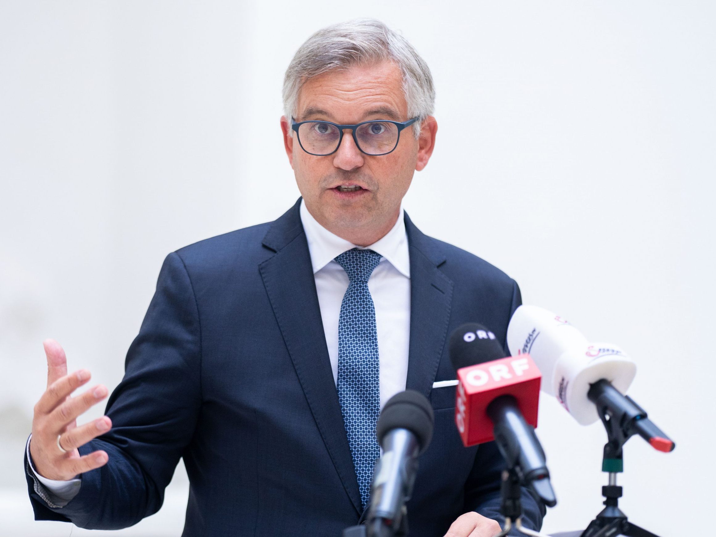 Das Finanzministerium erhöht seine Defizitprognose.