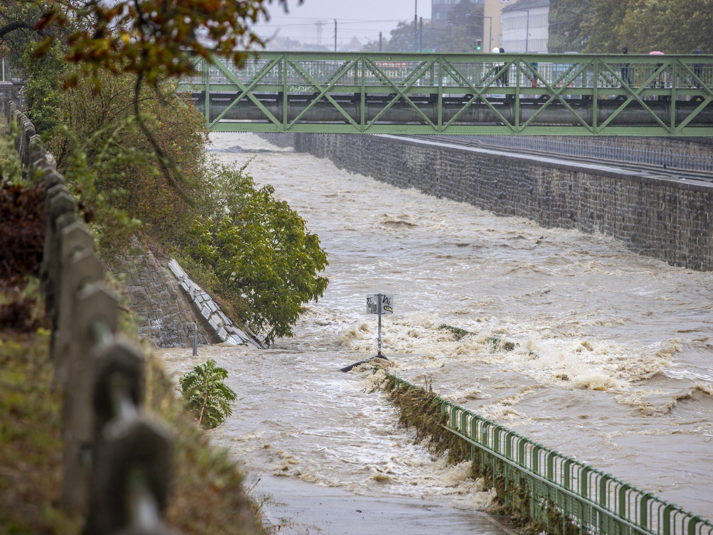 Die Aufräumarbeiten nach dem Hochwasser beim Wienflussradweg sind noch nicht abgeschlossen. Die Aufräumarbeiten nach dem Hochwasser beim Wienflussradweg sind noch nicht abgeschlossen.