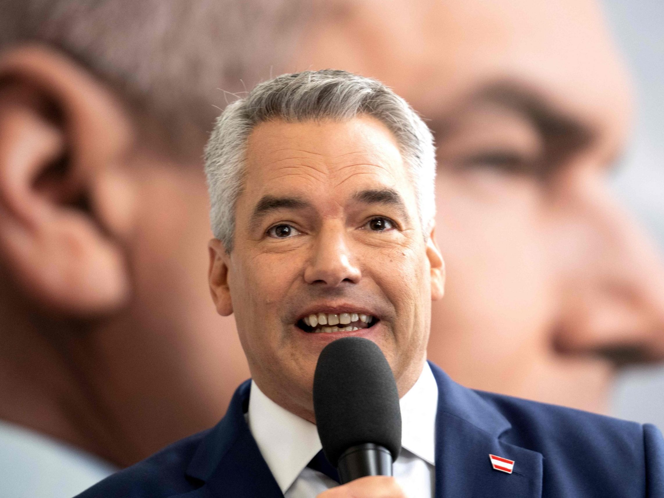 Von einem Misstrauensvotum war nicht auszugehen gewesen, bekundeten doch im Vorfeld zahlreiche Parteigranden, den Parteichef zu unterstützen.