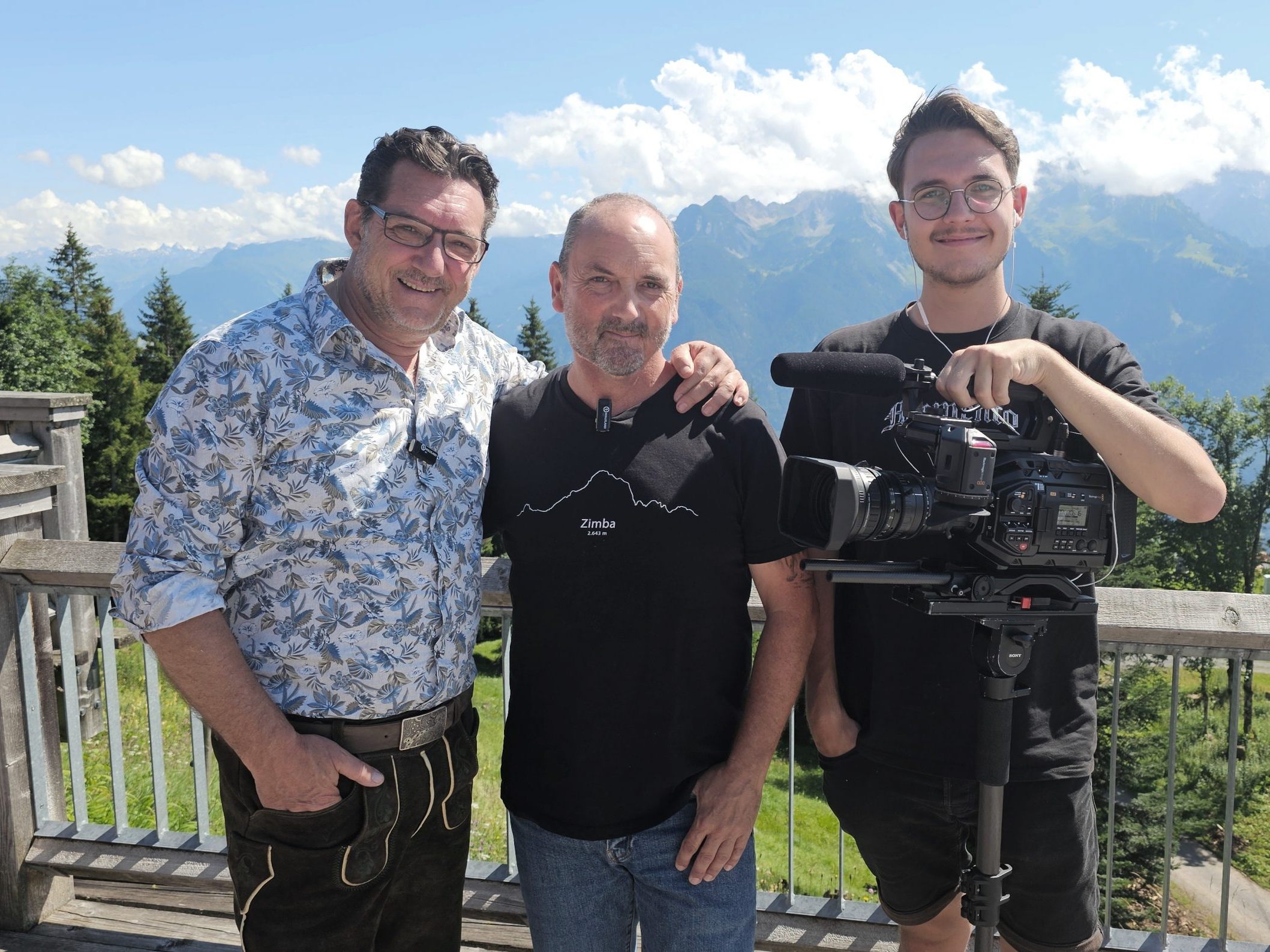 Sein schicksalhaftes Leben kommt ab 14.11.2024 in die Kinos und Anton Kuttner alias "Husky Toni", (mi) erzählt darüber in der Fernsehgondel mit Andreas Seeburger (li) und Kameramann Gabor Szabo. (re)