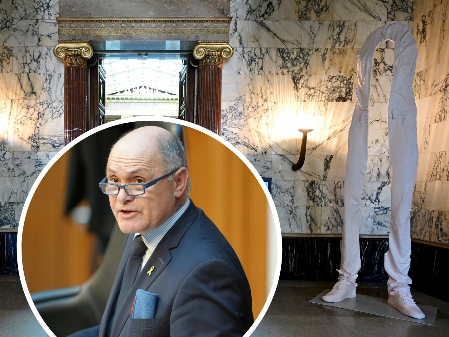 Sobotka schaffte noch schnell zwei teure Wurm-Statuen an.