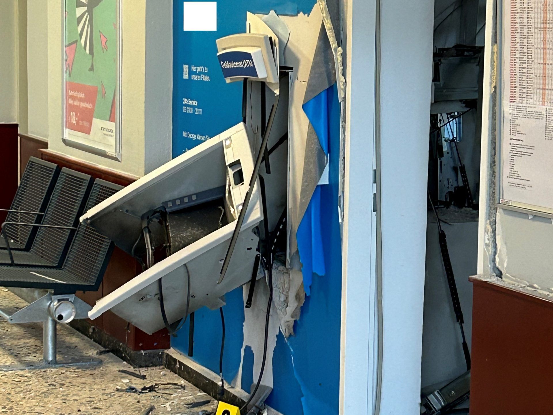 Im Bezirk Hollabrunn wurde ein Bankomat gesprengt. Im Bezirk Hollabrunn wurde ein Bankomat gesprengt.