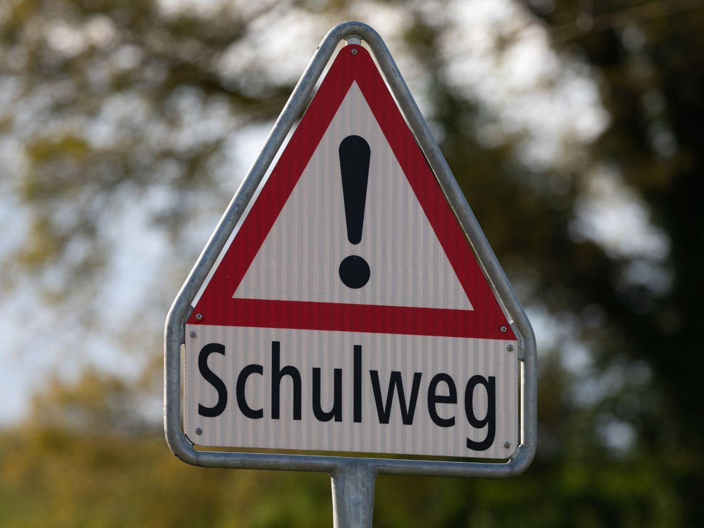 Der Schulweg birgt Herausforderungen und Gefahren für kleine und auch für große Kinder.