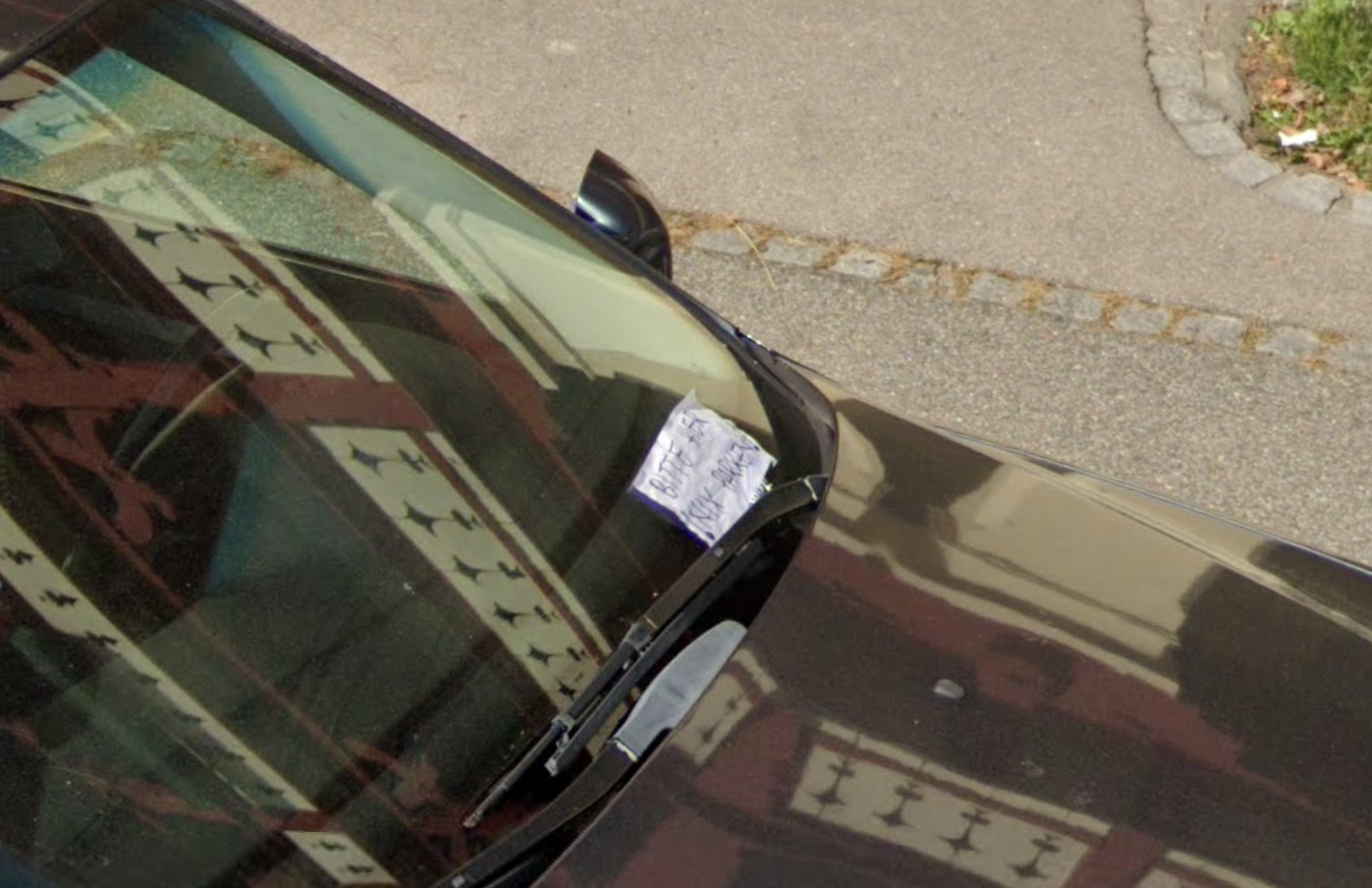 "Läuft" man die Straße auf Google Street View ab, entdeckt man einen Zettel an einem einem Pkw: "Bitte hier nix parken". "Läuft" man die Straße auf Google Street View ab, entdeckt man einen Zettel an einem einem Pkw: "Bitte hier nix parken".
