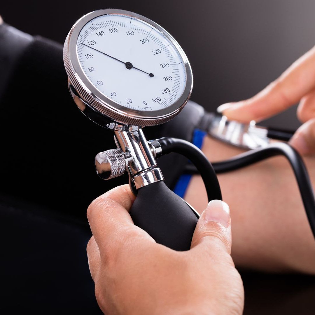 Eine Studie zeigt, dass falsche Armhaltungen beim Blutdruckmessen zu deutlich erhöhten Werten führen können.