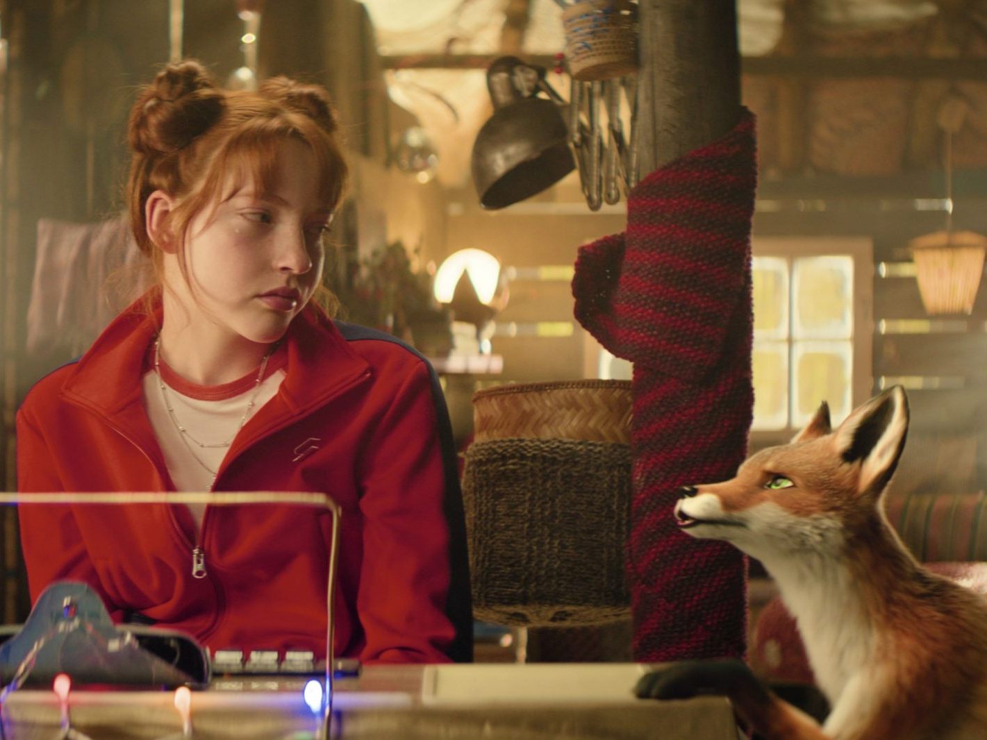 Ida (Emilia Maier) bespricht sich mit Fuchs Rabbat (Stimme: Max von der Groeben). Ida (Emilia Maier) bespricht sich mit Fuchs Rabbat (Stimme: Max von der Groeben).