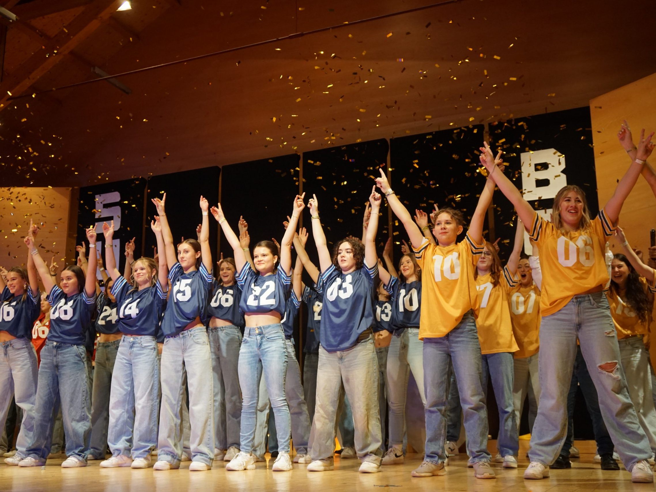 Mit Sportlichkeit, Power und Witz boten die Achtklässler eine abwechslungsreiche Show.