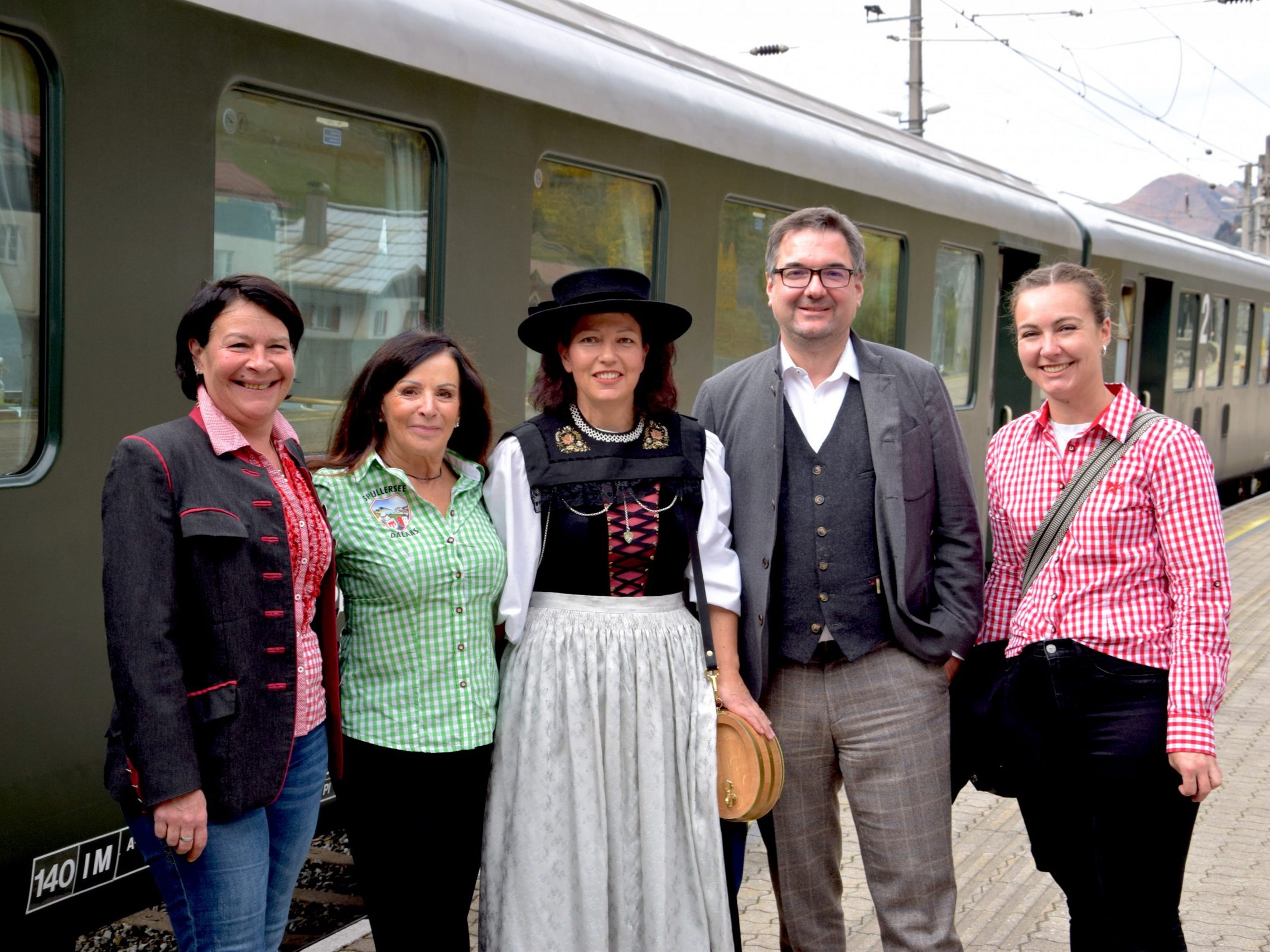Vor der Schlierengarnitur posierten Barbara Mathies, Andrea Fritz, Danja Sutterlüty, Historiker Christof Thöny und Miriam Konrad. Vor der Schlierengarnitur posierten Barbara Mathies, Andrea Fritz, Danja Sutterlüty, Historiker Christof Thöny und Miriam Konrad.