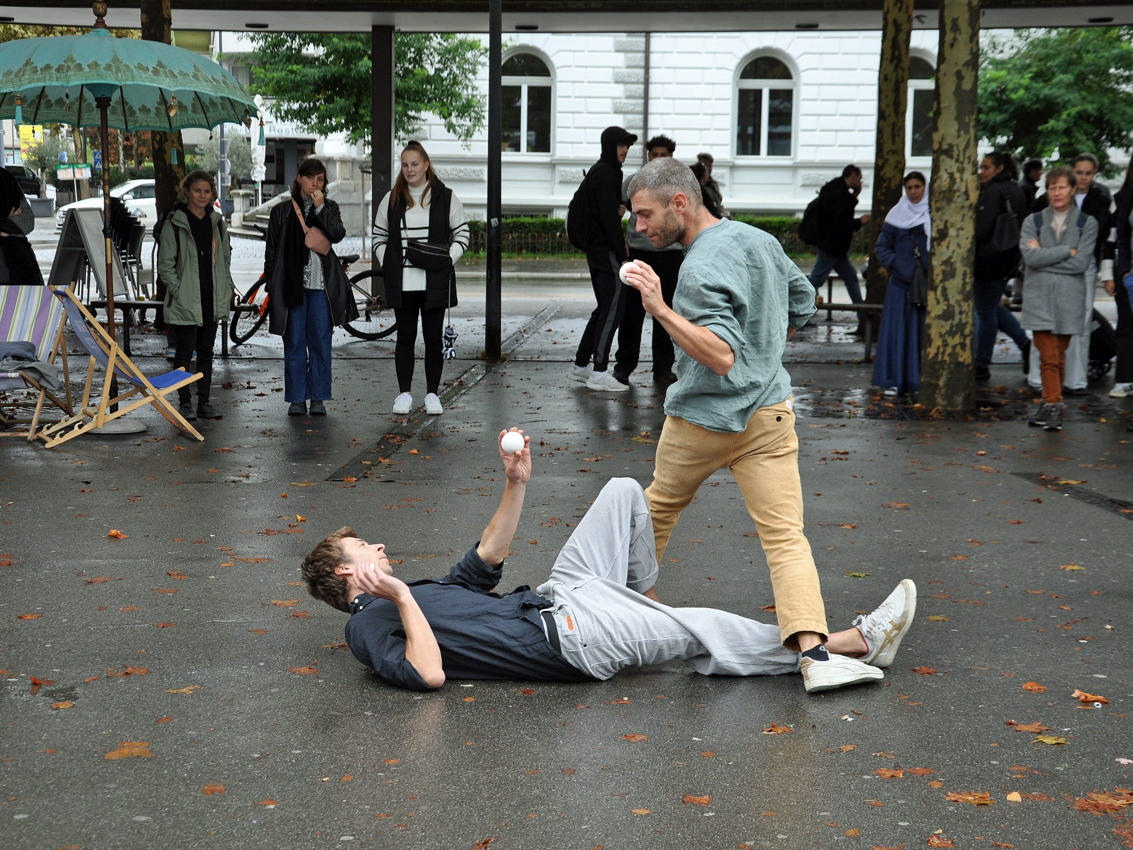 Bei der sechsten Ausgabe von Kultur am Bahnhof trat die deutsch-irische Zirkuskompagnie „Hippana.Maleta“ auf.