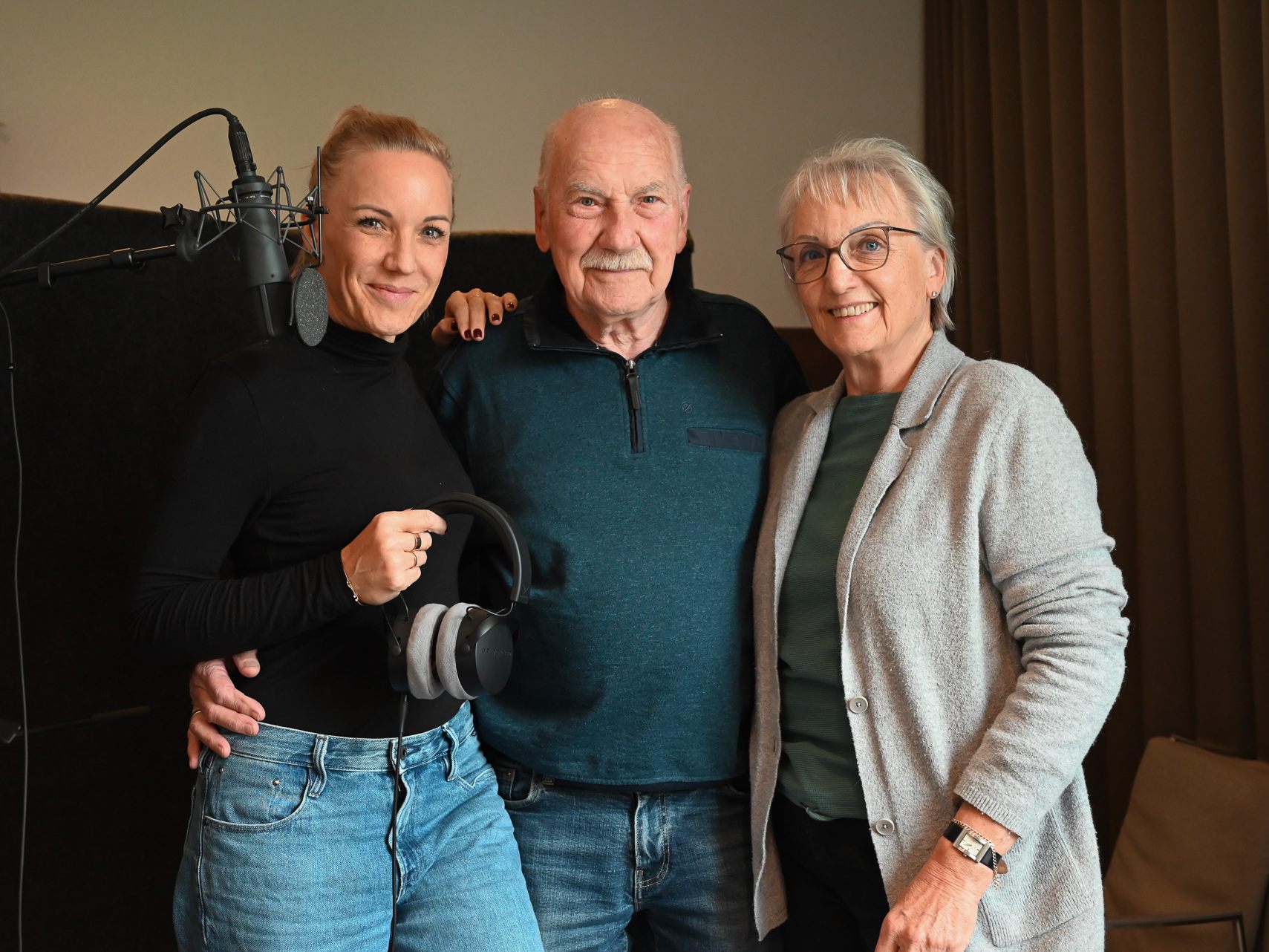Veronika Hofer (rechts) hat bereits vor 30 Jahren Kinderlieder im Lustenauer Dialekt aufgenommen. Nun wurden sie von ihr, ihrer Tochter Ingrid (links) und ihrem Mann Otto Hofer neu eingesungen und arrangiert. Veronika Hofer (rechts) hat bereits vor 30 Jahren Kinderlieder im Lustenauer Dialekt aufgenommen. Nun wurden sie von ihr, ihrer Tochter Ingrid (links) und ihrem Mann Otto Hofer neu eingesungen und arrangiert.