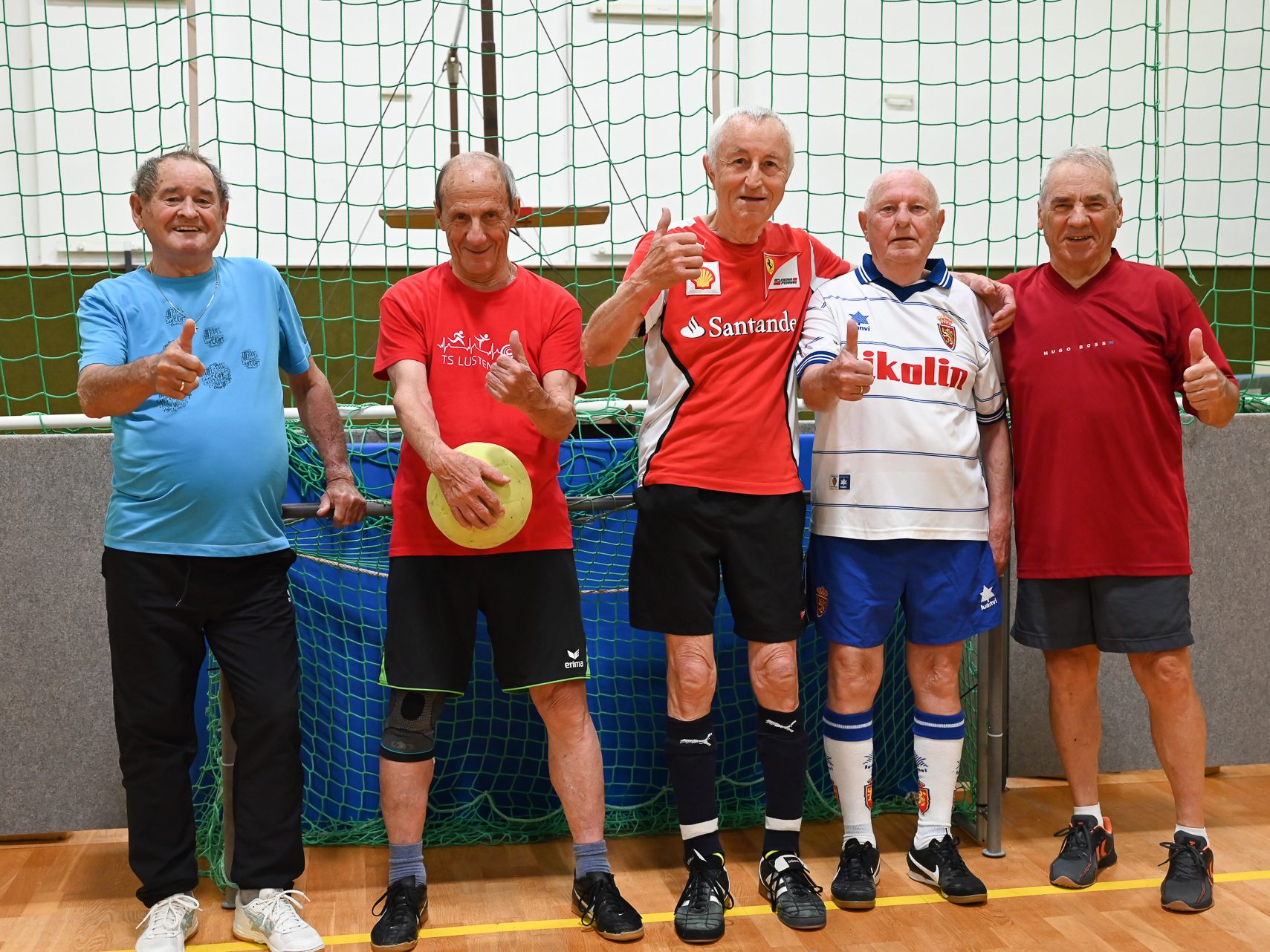 Auch mit über 80 kickt es sich noch gut. Oskar Hollenstein, Heinz Bösch, Gerd König, Willy König und Rudi Prutti (v.l.n.r) spielen einmal wöchentlich mit der Männerriege der Turnerschaft Lustenau Fußball.