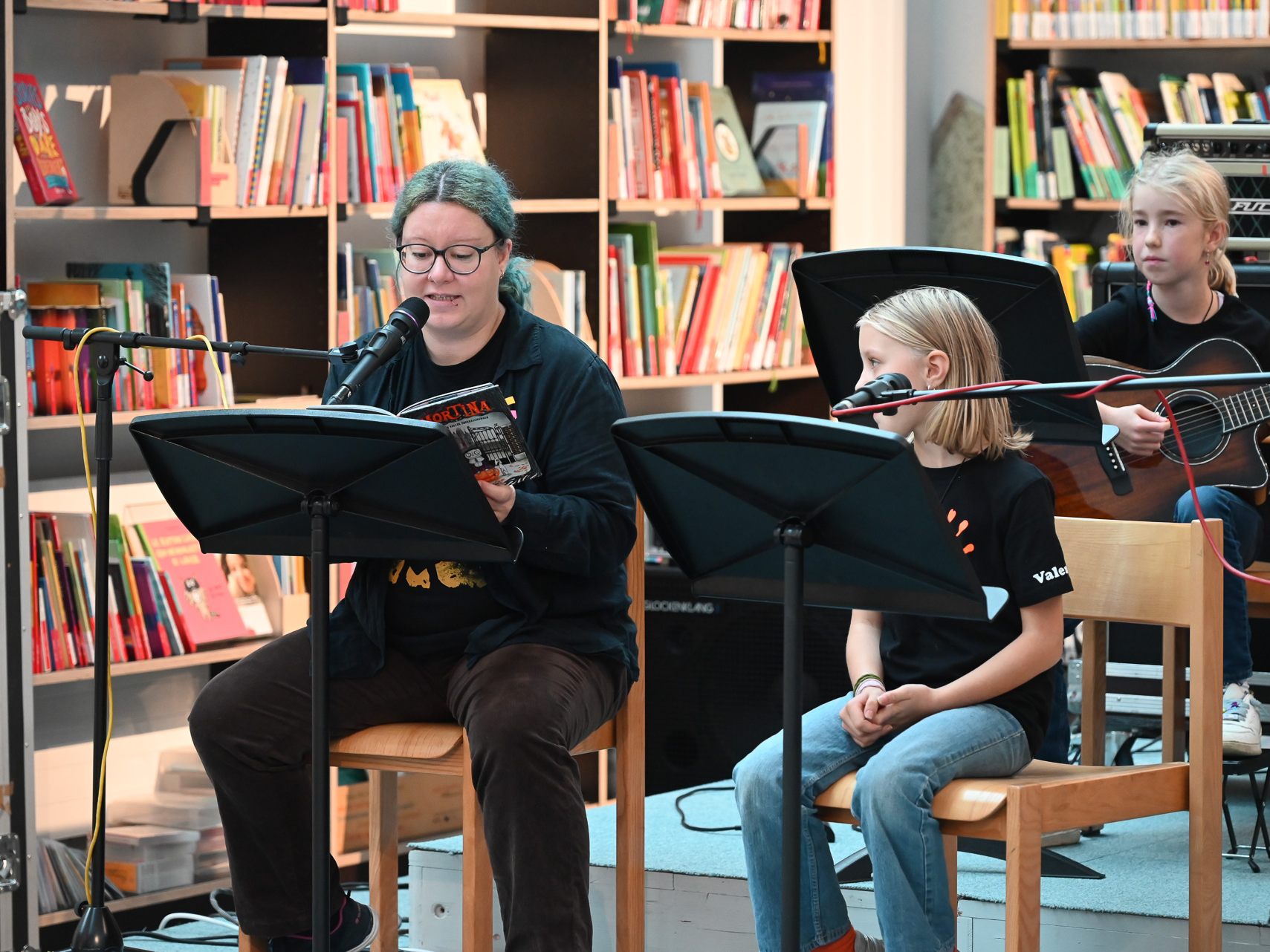 Wenn Bücher auf Musik treffen, kann Schönes entstehen. Das bewiesen Jasmine Etter von der Bibliothek und Schüler der Rheintalischen Musikschule beim Konzert am Freitag. Wenn Bücher auf Musik treffen, kann Schönes entstehen. Das bewiesen Jasmine Etter von der Bibliothek und Schüler der Rheintalischen Musikschule beim Konzert am Freitag.