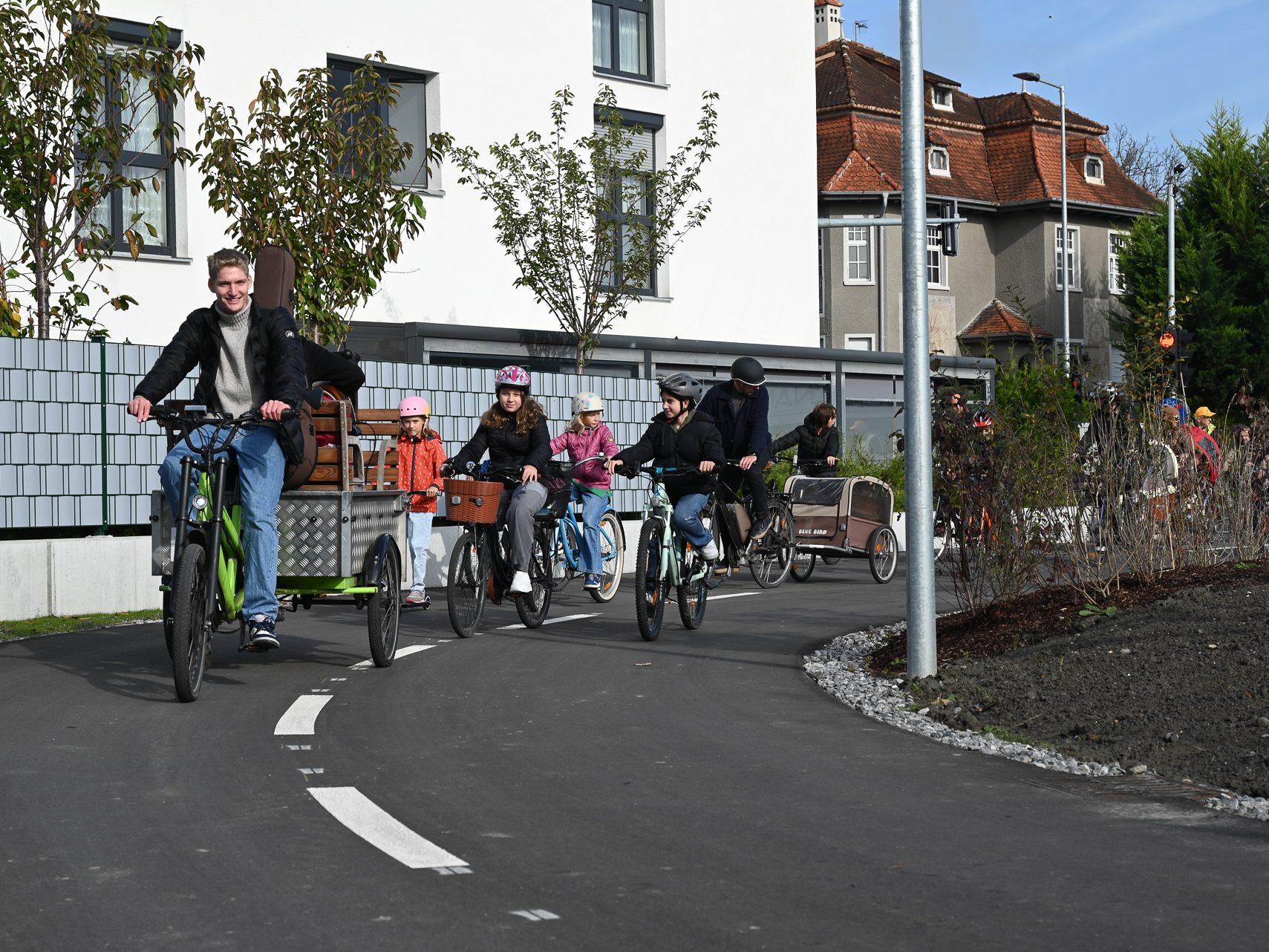 Am Sonntag wurde der neue Radweg ins Hasenfeld mit einer Fahrradparade vom Zentrum zum neuen Pumptrack eingeweiht. Am Sonntag wurde der neue Radweg ins Hasenfeld mit einer Fahrradparade vom Zentrum zum neuen Pumptrack eingeweiht.