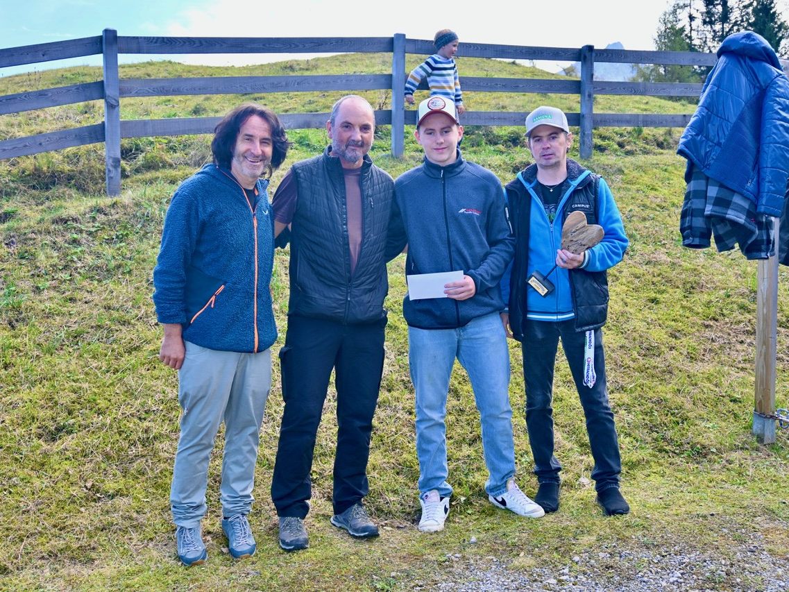 Joe Fritsche, sowie Danny und Michael Mäser übergaben auch Toni Kuttner, alias Husky-Toni (2.v.l.) eine kleine Spende für sein Projekt „Kindertraum“. Joe Fritsche, sowie Danny und Michael Mäser übergaben auch Toni Kuttner, alias Husky-Toni (2.v.l.) eine kleine Spende für sein Projekt „Kindertraum“.