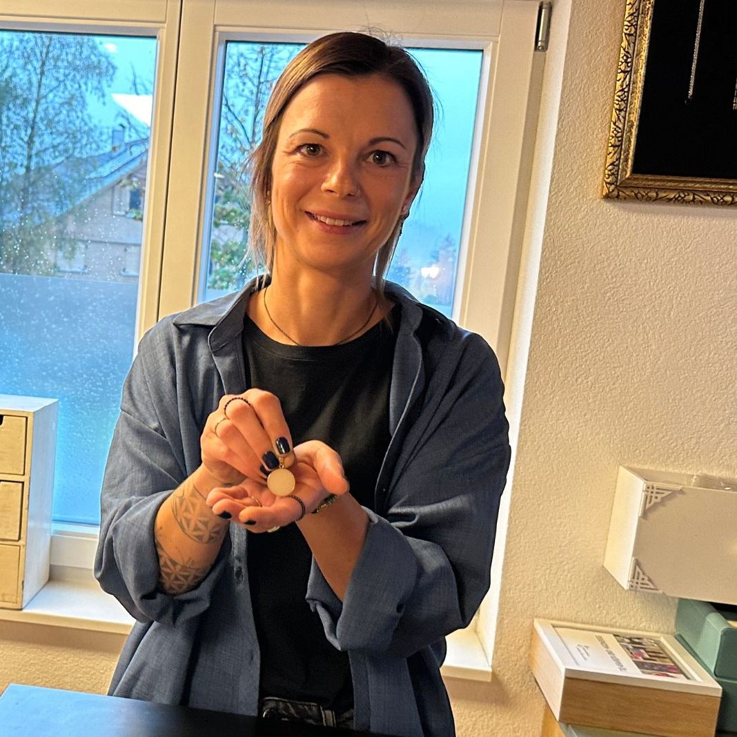 Jasmine Bereuter stellt Schmuck mit Muttermilch und Asche her.