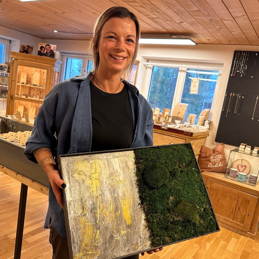 Jasmine Bereuter fertigt Moosbilder an.