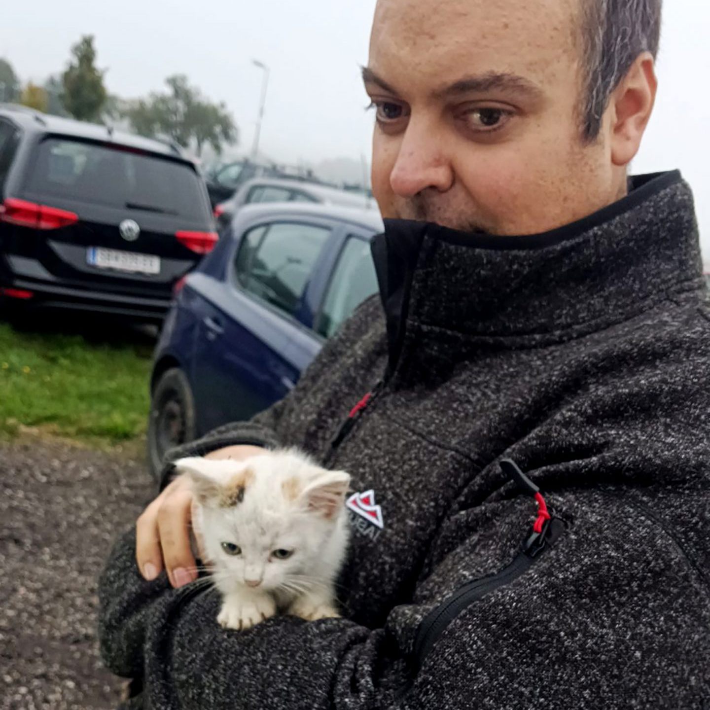 Manuel Scheibelauer mit seinem aus dem Motorraum geretteten Kätzchen.